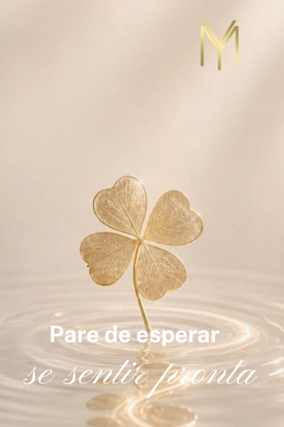 Trevo dourado de quatro folhas sobre a água