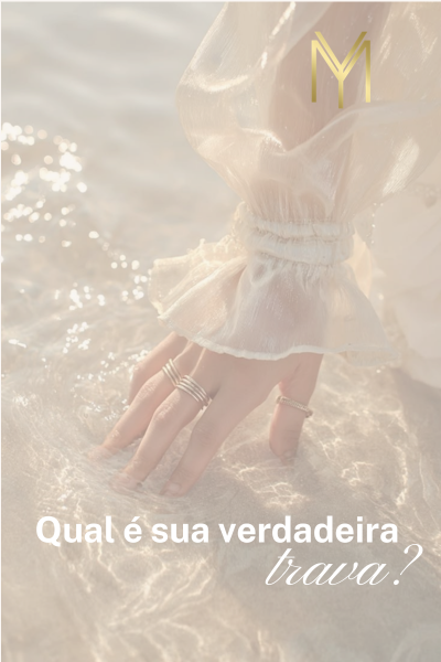 Mão feminina com anéis dourados tocando a água